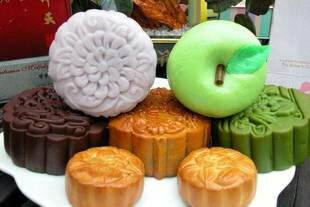 Thanks to diversity-minded confectioners, mooncakes, a traditional Chinese festive delicacy has found a new audience in Southeast Asia since 2009 after the Muslim Eid-ul-Fitri and Chinese Mid-Autumn Lantern festivals coincided. [Grace Chen/Khabar]