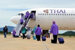 Pilgrims from the Deep South board the first direct flight from Narathiwat Airport to Saudi Arabia for the Hajj. Local Muslims are excited they will no longer have to spend time and money to travel to far-off airports to fly to Jeddah. [Rapee Mama/Khabar]