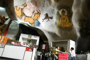 Painting and calligraphy on the walls of Perak Cave near Ipoh, 200 km north of Kuala Lumpur, are a big draw for visitors. Some people say minerals in Ipoh's water makes food grown and prepared there especially tasty. [Grace Chen/Khabar] 