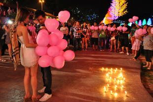 A marriage proposal complete with balloons and candles charms onlookers at Ipoh's Kinta Riverfront Walkway, a project of the state tourism department. Some six million tourists visited Perak over the last three years. [Grace Chen/Khabar] 