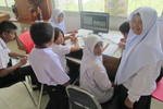 Students at the King's School in Pattani Town take language classes with native Malay and English speakers. The courses are being offered by Salam Dari Pattani, a local NGO. [Somchai Huasaikul/Khabar]