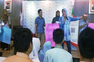 Young people campaign for their ideas at an Indonesian Youth Parliament (IYP) session at City Hall in Banda Aceh on August 31st. IYP aims to educate young people about politics and inspire them to get involved. [Nurdin Hasan/Khabar]