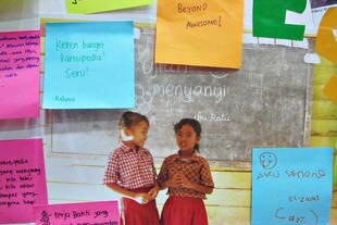 GIM Festival participants express their enthusiasm for the work of young volunteers who teach in remote districts of Indonesia, in comments stuck on a picture of students taken by a GIM teacher. [Cempaka Kaulika/Khabar]