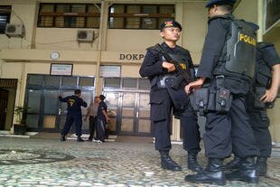 Mobil Brigade personnel secure the Bhayangkara Hospital in Makassar on October 18th, a day after authorities arrested two alleged terrorists and killed another in Bone, South Sulawesi. The body was brought to the hospital for identification and a DNA check. [Maeswara Palupi/Khabar]
