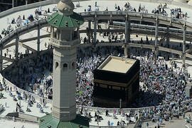 Para peziarah mengelilingi Kabah di dalam Masjidil Haram di Mekkah, Arab Saudi pada tanggal 16 Oktober. Sekitar dua juta peziarah Muslim dari 188 negara berpartisipasi dalam ibadah haji pada tahun ini yang secara umum bebas insiden, termasuk lebih dari 168.000 orang dari Indonesia. [Fayez Nureldine/AFP]