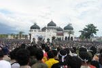 Thousands gather at the Baiturrahman Grand Mosque in Banda Aceh in August 2006 to voice support for a lasting peace in Aceh. Activists and lawmakers say formation of a Truth and Reconciliation Commission (TRC), currently being discussed in the local parliament, will help guarantee that peace. [Nurdin Hasan/Khabar]