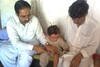 Seorang dokter di Peshawar, Pakistan memeriksa seorang anak laki-laki yang baru saja terkena penyakit polio, pada tanggal 10 November. Karena tunduk pada desakan militan, orang tuanya tidak menvaksinasinya. [Ashfaq Yusufzai]