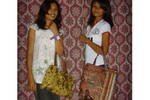 Karla Susetya (kanan) dan temannya Dian berpose dengan tas buatan tangan di Madiun, Jawa Timur pada tanggal 9 Oktober. Karla dan para relawan lainnya membuat dan menjual tas tangan untuk membantu mendanai panti asuhan Yayasan Karena Kasih di Madiun. [Aditya Surya/Khabar ]