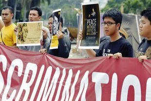 Civil society activists march on November 16th in Central Jakarta on International Tolerance Day to encourage Indonesians to respect different religions, ethnicities, and cultures in society. [WS Jusuf/Khabar]