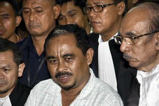 Former Prosperous Justice Party (PKS) President Luthfi Hasan Ishaaq (centre) listens to journalists Monday (December 9th) while surrounded by lawyers after his trial in Jakarta. A court sentenced Luthfi to 16 years in jail for corruption and money laundering. [Robert/AFP] 