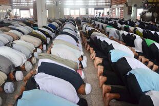 Muslims pray for peace at Yala Central Mosque on December 2nd, amid recent political conflict in the kingdom. 