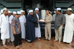 Muslim leaders in Narathiwat present Governor Nattapong Sirichaichana with a statement supporting Thai democracy and non-violence following a prayer service for peace at Narathiwat Central Mosque in Muang district on December 5th. [Rapee Mama/Khabar]