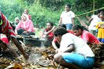 Umat Muslim dan Kristen menikmati pesta Bakar Batu yang halal di Desa Angkasa, di Provinsi Papua, Indonesia pada tanggal 8-9 Agustus. [Dian Kandipi/Khabar]