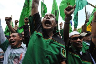 Supporters of Indonesia's United Development Party (PPP), one of five Islam-based parties contesting the country's elections in 2014, shout slogans during a campaign in Jakarta on March 18th, 2009. [Bay Ismoyo/AFP]