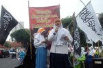 Ratusan umat Islam Indonesia menyuarakan oposisi terhadap Pekan Kondom Nasional yang disponsori oleh Departemen Kesehatan di Surabaya pada tanggal 1 Desember. [Yenny Herawati/Khabar]