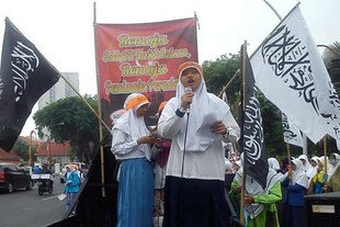 Hundreds of Indonesian Muslims voice opposition to the Health Ministry-sponsored National Condom Week in Surabaya on December 1st. [Yenny Herawati/Khabar]
