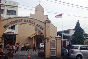 Children walk by the Banda Aceh Methodist Church on December 7th, 2013. [Nurdin Hasan/Khabar]