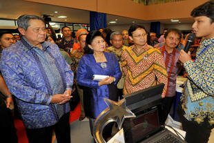 President Susilo Bambang Yudhoyono, First Lady Ani Yudhoyono, and Mandiri Bank Director Budi G. Sadikin (left to right) listen to the winner of the Youth Entrepreneur Programme during the Mandiri Expo in Jakarta on January 15th. [Yudhi/Khabar]