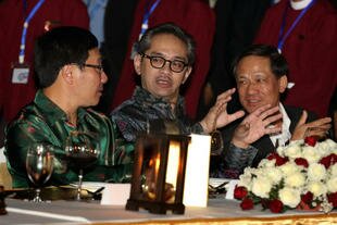 Indonesian Foreign Minister Marty Natalegawa (centre) speaks with Vietnamese Foreign Minister Pham Binh Minh (left) and Association of Southeast Asian Nations (ASEAN) Secretary General Le Luong Minh during a January 16th dinner for ASEAN officials in Bagan, Burma. [AFP]