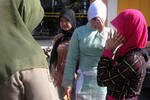 A sharia police officer (left) advises Acehnese women wearing tight clothes in Banda Aceh on February 7th. A controversial clause in Aceh's new Islamic criminal procedure code could ensnare violators who are not Muslim. [Nurdin Hasan/Khabar]