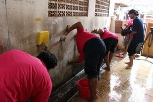 A Berhati crew cleans the Baiturrahim Mosque in Tangerang on March 7th. [Maeswara Palupi/Khabar]