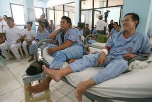 At a Zamboanga City military hospital early Sunday (April 13th), Philippine soldiers who were wounded in a gunfight with Abu Sayyaf fighters on Saturday watch the Manny Pacquiao-Timothy Bradly prize fight. [AFP]