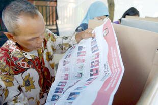 Indonesians prepare to vote during parliamentary elections April 9th. Muslim clerics called Tuesday (April 22nd) for Islamic parties to form a coalition ahead of July's presidential elections. [Adek Berry/AFP]