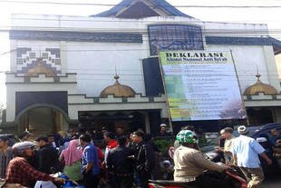 A billboard advertising an April 20th Anti-Shia National Alliance event appears outside the Al Fajar mosque in Bandung, West Java. [Yenny Herawati/Khabar]