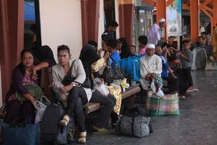 Commuters at Tanyong Mat Train Station wait amid delays caused by a pair of bomb attacks on railway bridges in Narathiwat on May 14th. [Rapee Mama/Khabar]