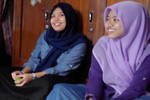 Oxi Ramadani (left) and Anisa Nur Khasanah discuss the making of their film "Satu Alamat" at Pondok Pesantren Al Muayyad, Solo. [Rochimawati/Khabar]