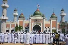 Lebih dari 10.000 warga Muslim dari Pattani, Yala dan Narathiwat datang ke Masjid Agung Pattani dan berdoa pada tanggal 18 Juni memohonkan Ramadan yang damai. [Bas Pattani/Khabar] 