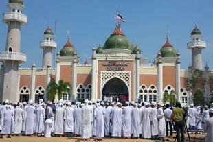 Over 10,000 Muslims from Pattani, Yala and Narathiwat came to Pattani Grand Mosque prayed on June 18th for a peaceful Ramadan. [Bas Pattani/Khabar]