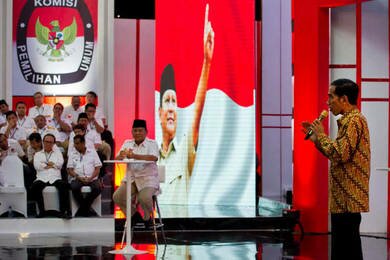 Great Indonesia Movement (Gerindra) presidential candidate Prabowo Subianto (left) and Indonesian Democratic Party of Struggle (PDIP) candidate Joko Widodo debate in Jakarta on June 22nd. [Rome Gacad/AFP]