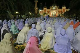 Muslim women offer prayers at the Pattani Grand Mosque on Monday (June 30th), the beginning of Ramadan. [Tuwaedaniya Meringing/AFP]