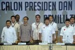 Para calon presiden dan calon wakil presiden (depan, kiri ke kanan) Jusuf Kalla, Joko Widodo, Prabowo Subianto dan Hatta Rajasa menyanyikan lagu kebangsaan pada acara 1 Juli di Jakarta. Mereka ada di sana untuk melaporkan kekayaan mereka, seperti yang diharuskan menjelang pemilihan presiden 9 Juli. [Bay Ismoyo/AFP] 