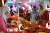  Ramadan seasonal vendors in Tangerang sell a variety of dishes for Iftar on July 14th. [Yenny Herawati/Khabar] 