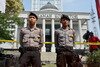 Polisi siaga sementara para pendukung capres yang kalah, Prabowo Subianto, menggelar protes di luar Mahkamah Konstitusi di Jakarta pada tanggal 8 Agustus. [Bay Ismoyo/AFP] 
