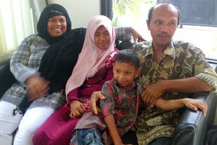  Raudhatul Jannah (second from left), 14, was reunited with her family on August 8th. The Acehnese girl had been missing for nearly 10 years, after being swept away by the Indian Ocean tsunami that devastated Aceh Province in December 2004. [Nurdin Hasan/Khabar] 