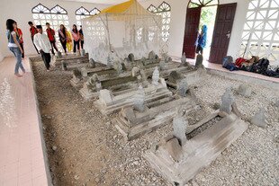 Datuk Karama's tomb, covered by yellow silk, has become a religious tourism destination since opening to the public. [M.Taufan SP Bustan/Khabar] 