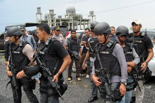  Local police stand by after a 2010 raid in Aceh Besar. Acehnese officials claim the Islamic State of Iraq and Syria (ISIS) has no current presence in the province. [Nurdin Hasan/Khabar] 
