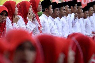  Members of the United Malays National Organisation (UMNO), Malaysia's ruling party, wait for Prime Minister Najib Razak to arrive at UMNO's annual congress in Kuala Lumpur on November 27th. As the congress closed Saturday (November 29th), Home Minister and UMNO Vice President Ahmad Zahid Hamidi shocked delegates by screening an uncensored video of Islamic State of Iraq and Syria (ISIS) fighters beheading prisoners. [Manan Vatsyayana/AFP] 