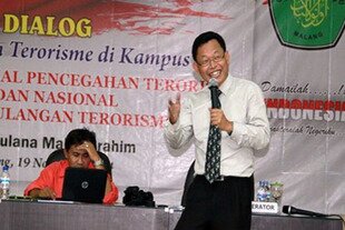  Wawan Purwanto, an intelligence and security analyst at the National Counterterrorism Agency (BNPT), addresses a forum at Maulana Malik Ibrahim Islamic State University in Malang, East Java, on November 19th. He said about 300 Indonesians were fighting for the Islamic State of Iraq and Syria (ISIS) in the Middle East. Since, the number has grown to 514, according to the BNPT. [Aditya Surya/Khabar] 